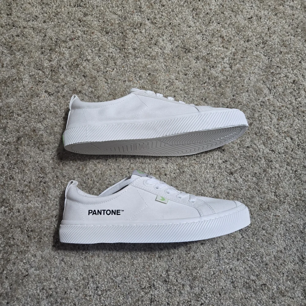 NIB Cariuma OCA Low Pantone Snow White Canvas Shoes - Picture 3 of 6